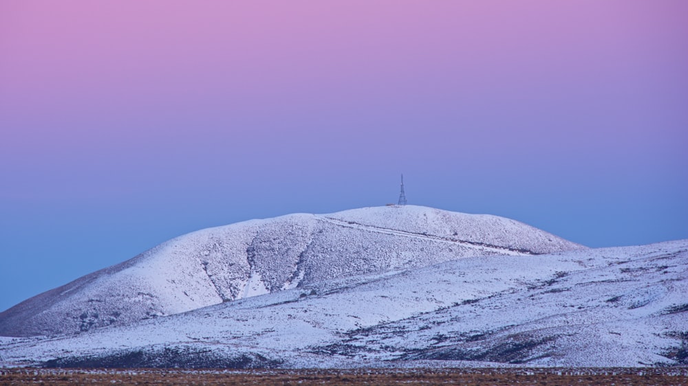 Landschaftsfotografie eines schneebedeckten Hügels