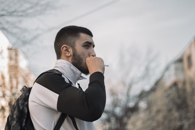 Homme fumant dans la rue