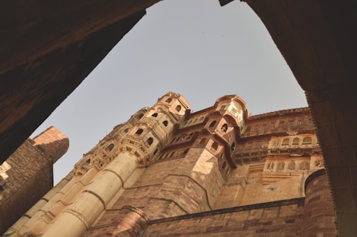 A panoramic view of the Red Fort showcasing its grand architecture.