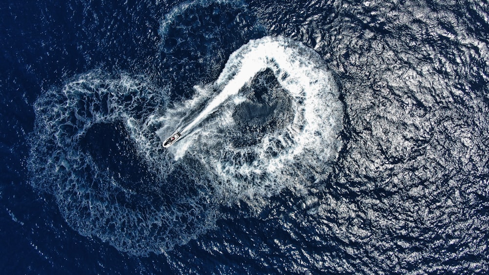 Photographie à vol d’oiseau d’un bateau blanc