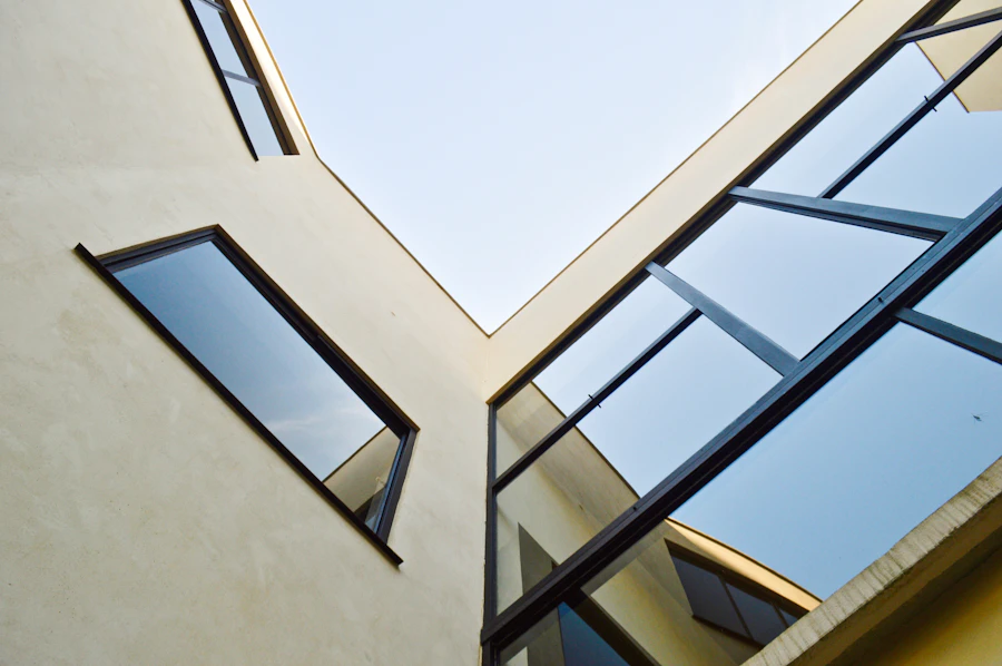 Fachada con ventanas de aluminio en edificio moderno