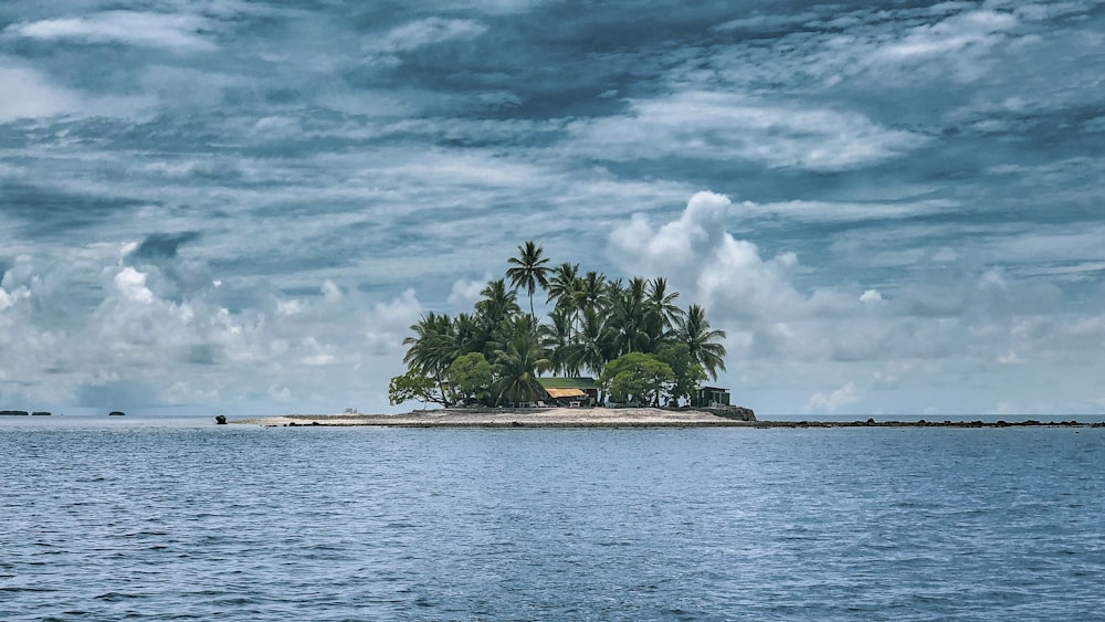 fotografia dell'isola contro il cielo