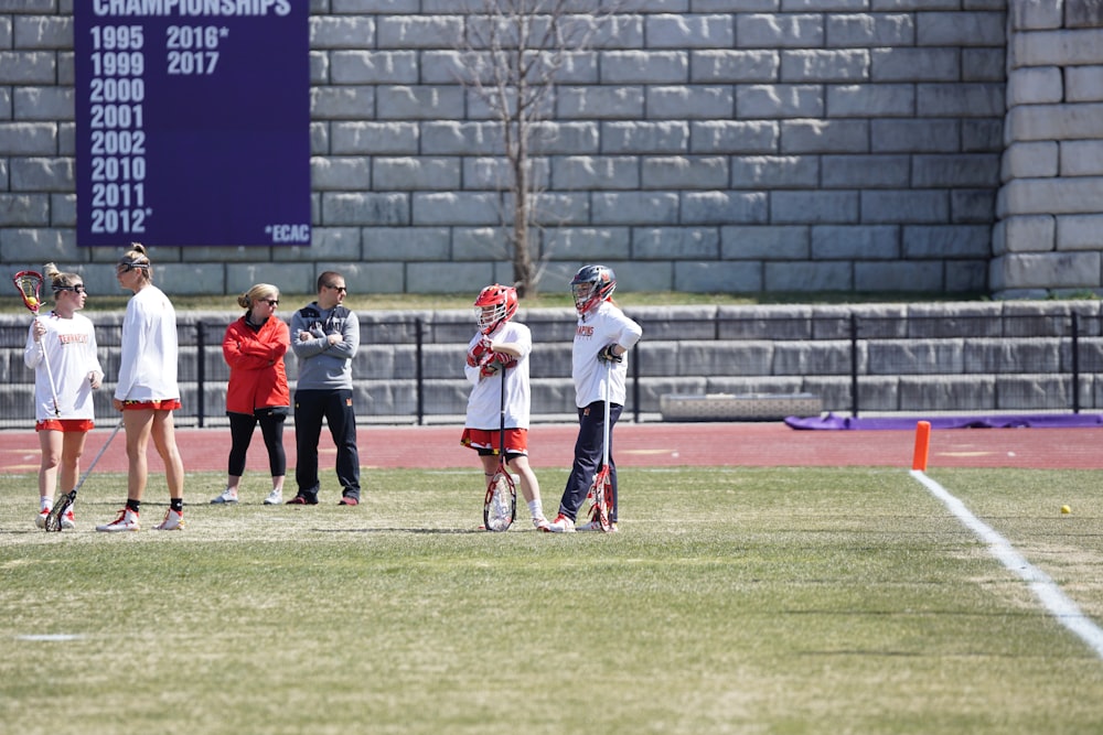 Hombres jugando lacrosse