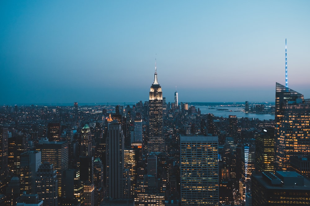 Vista aérea dos edifícios da cidade durante o crepúsculo