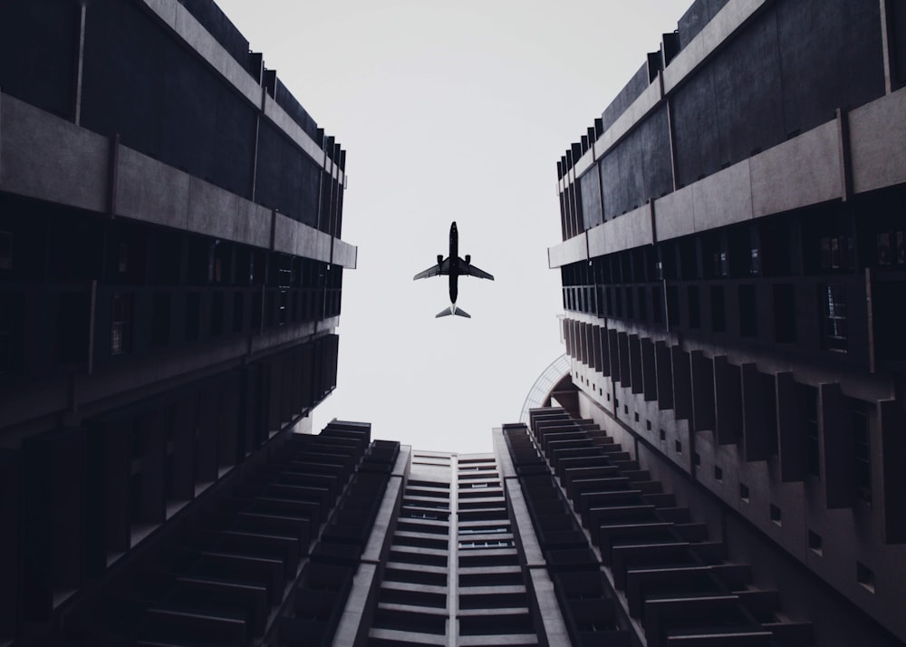 Low-Angle-Foto von Verkehrsflugzeugen und Gebäuden