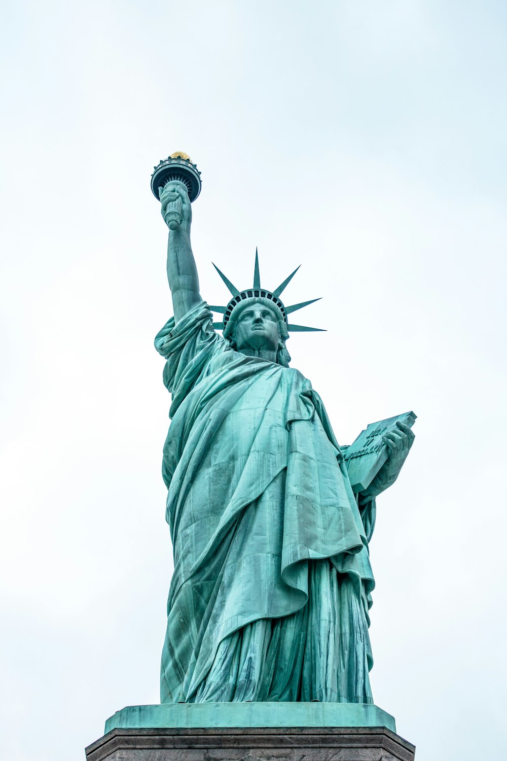 Statua della Libertà sotto il cielo sereno