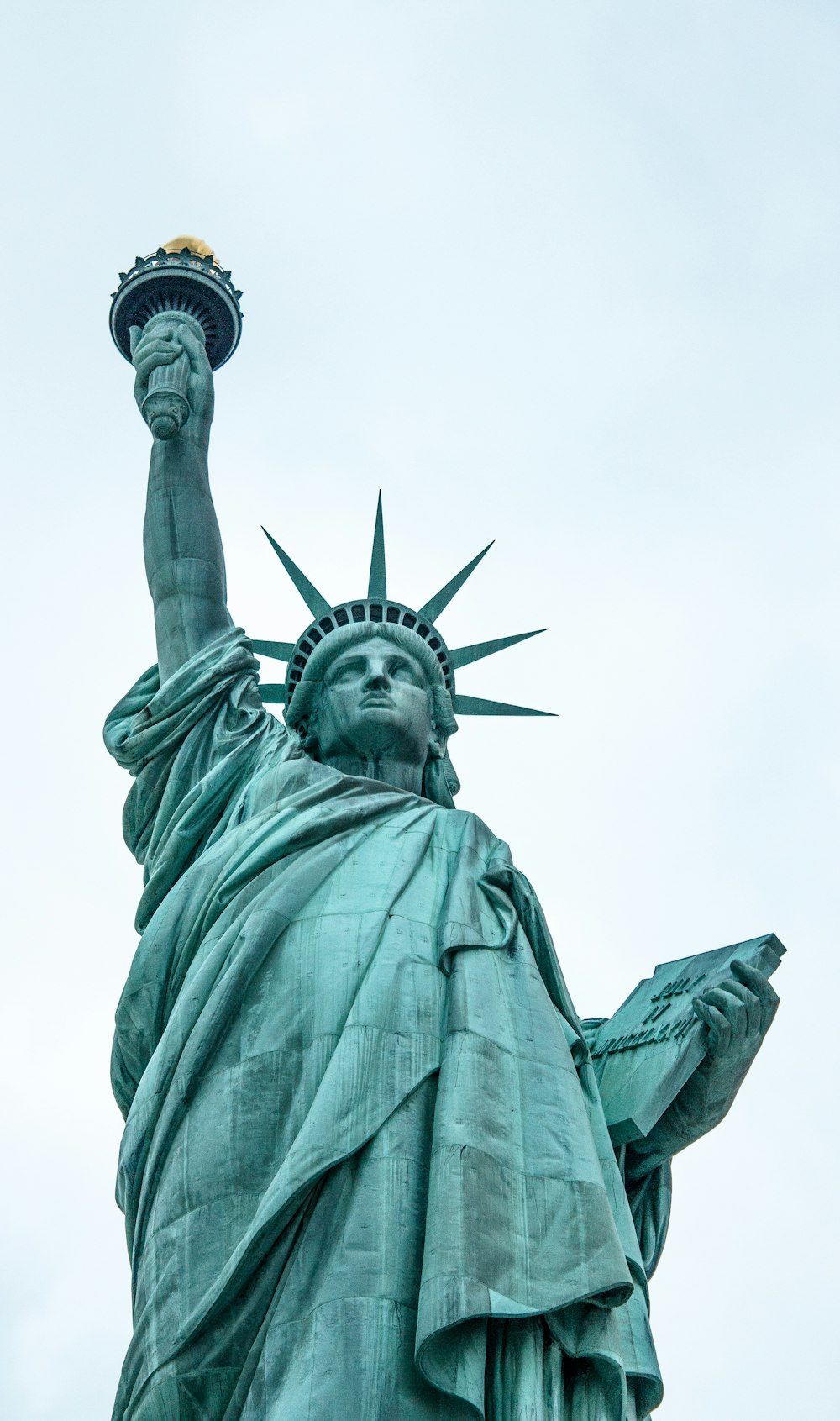 fotografia de baixo ângulo da Estátua da Liberdade