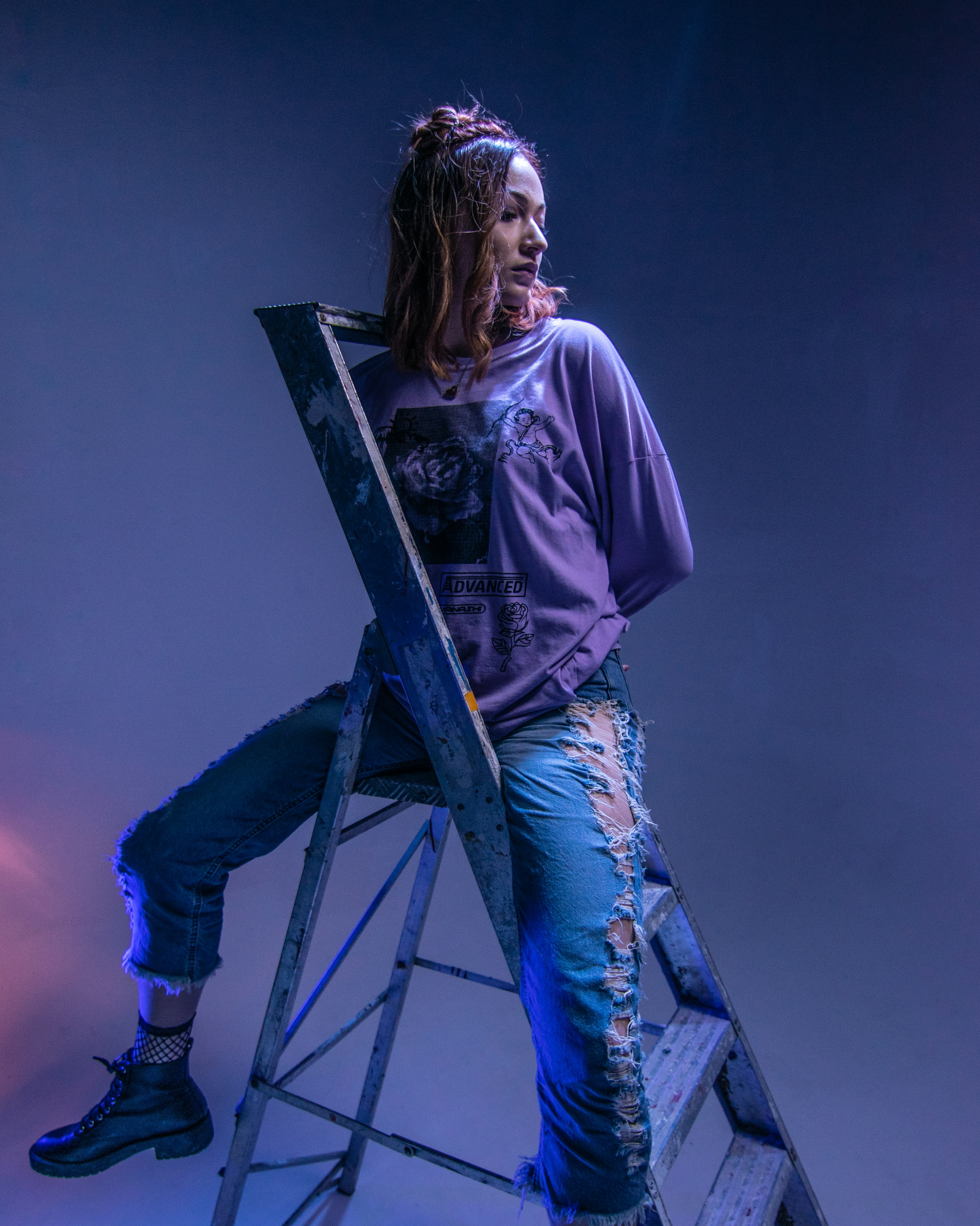 woman sitting on ladder on focus photography