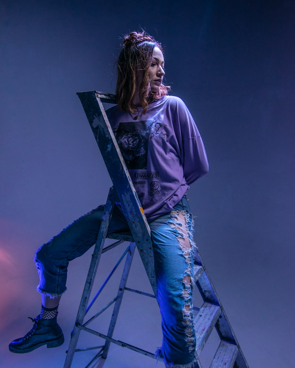 woman sitting on ladder on focus photography