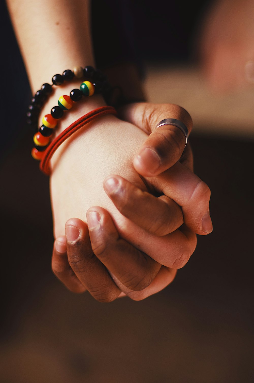 pareja tomada de la mano mientras usa anillo y brazalete