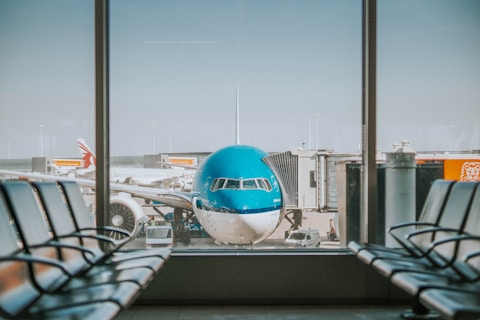 avião estacionado perto da sala de espera dos passageiros
