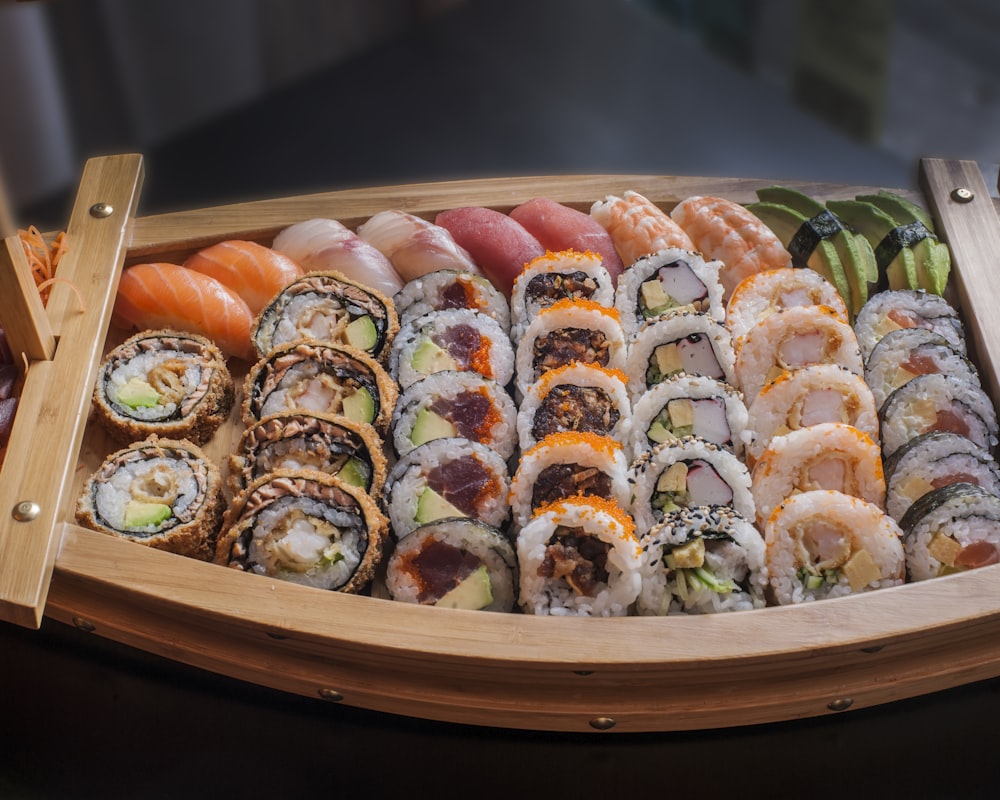 Fotografia de alimentos de variedades de sushi