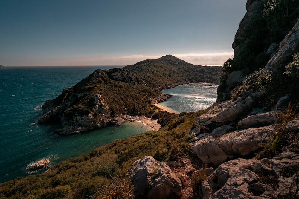 Fotografía de gran angular de la montaña junto a la masa de agua