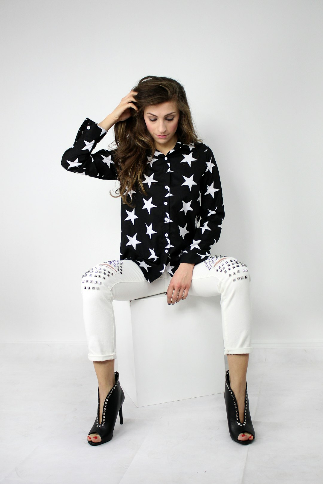 man in black and white star print long-sleeved shirt