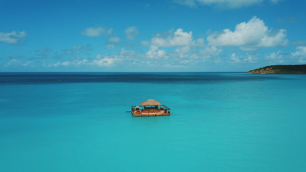 Schwimmendes Haus mitten im Meer bei Tag