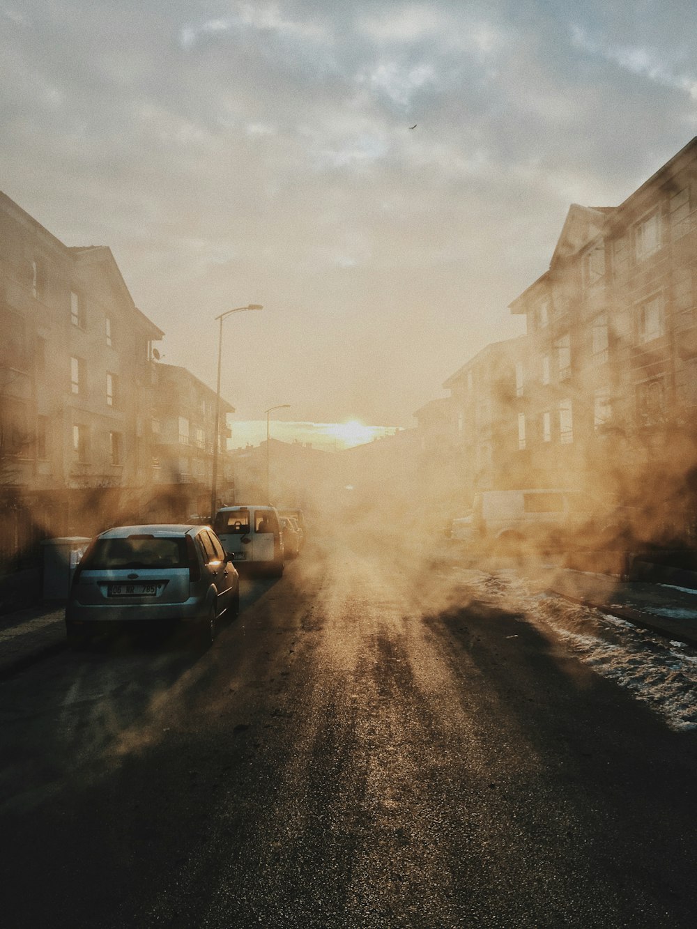 Due veicoli grigi parcheggiati lungo la strada