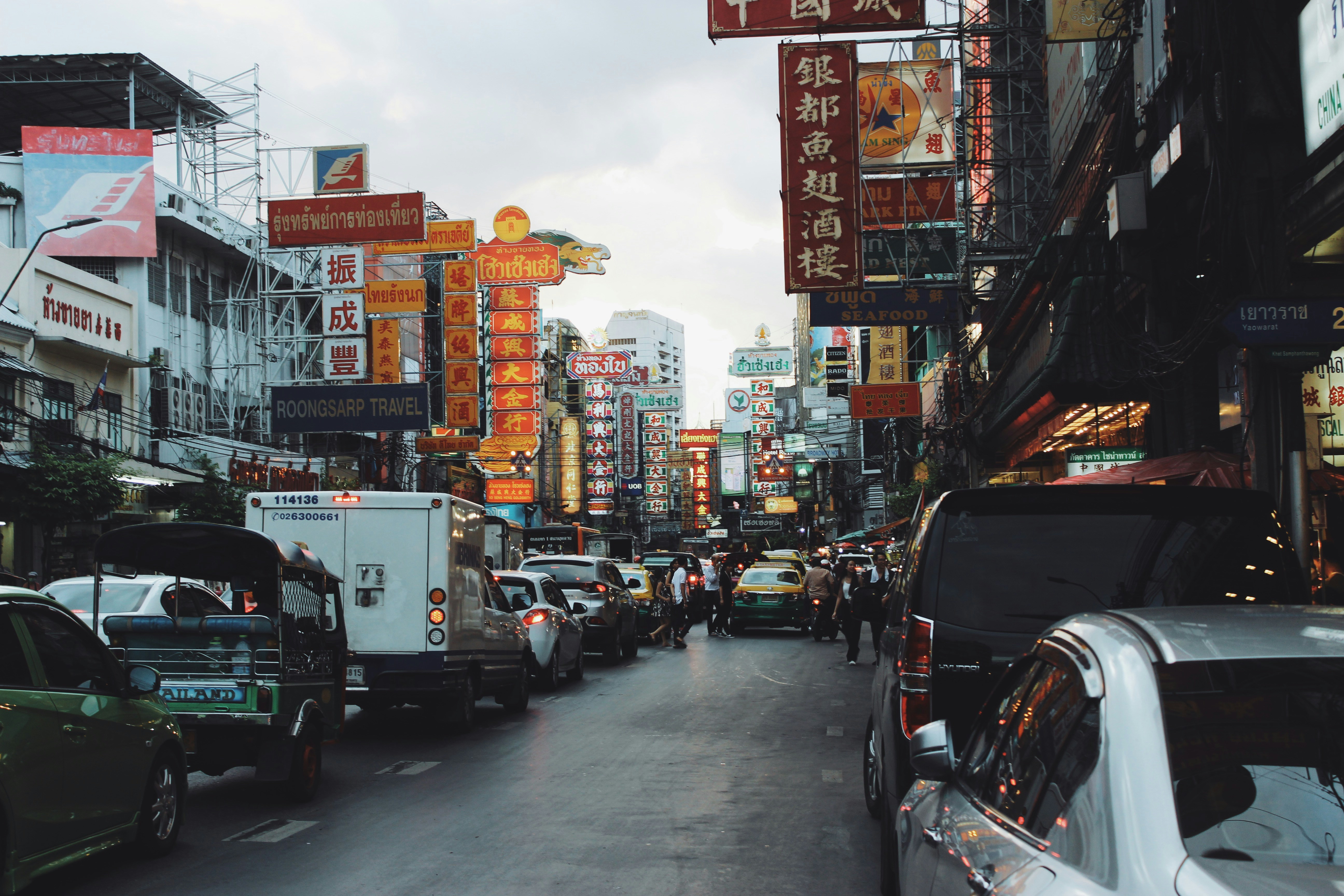 Yaowarat Avenue and its bright signs are reminiscent of Hong Kong. The markets are full of culinary curiosities that we have no idea. The temples are adorned, refined, painted, guarded by disturbing Chinese dragons.