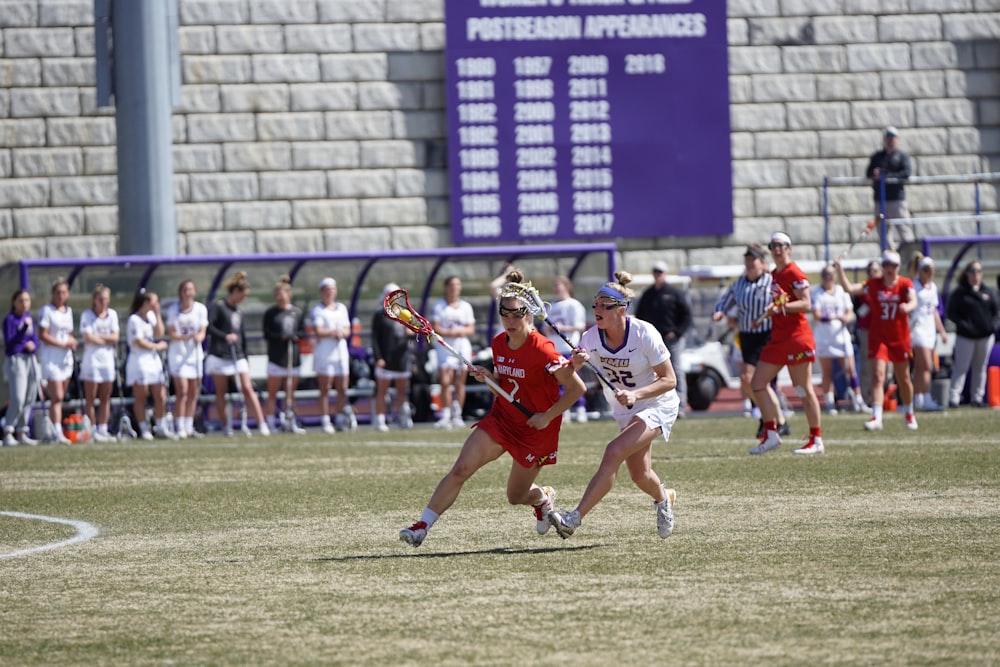 Frauen, die tagsüber Lacrosse spielen