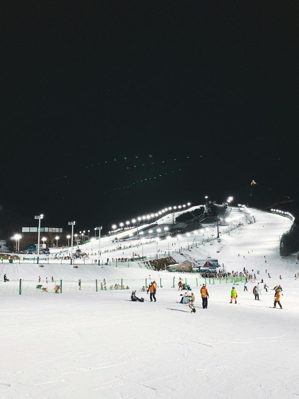 Gruppe von Menschen, die sich auf Schneeboden versammeln