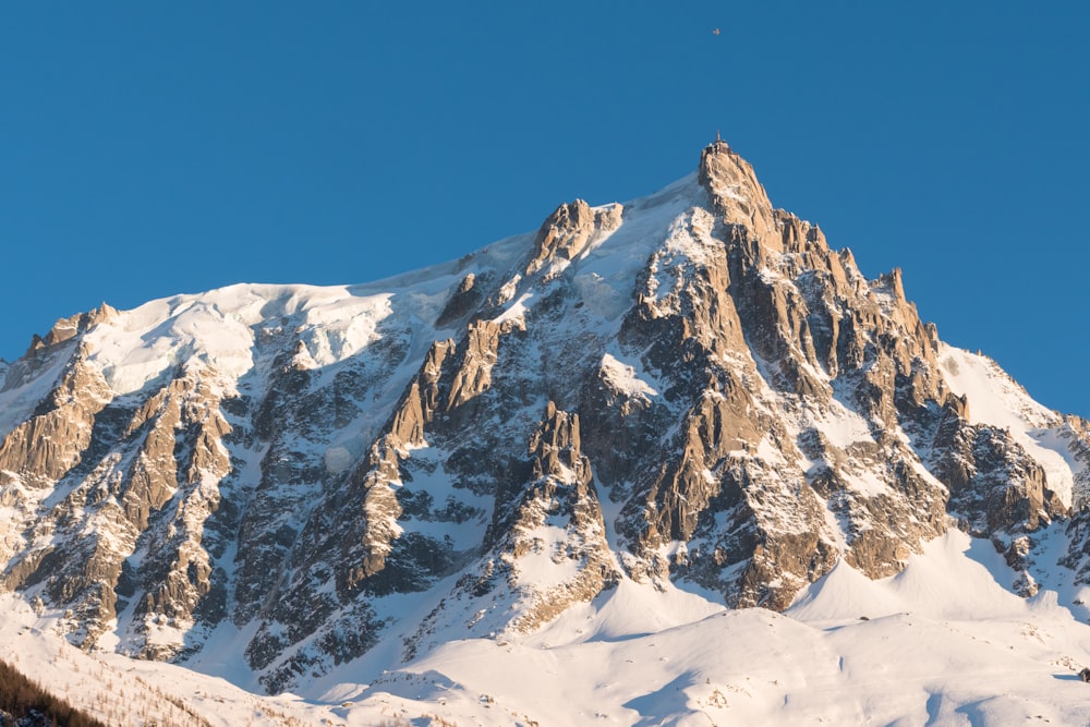 Fotografía de ángulo bajo de una montaña cubierta de nieve