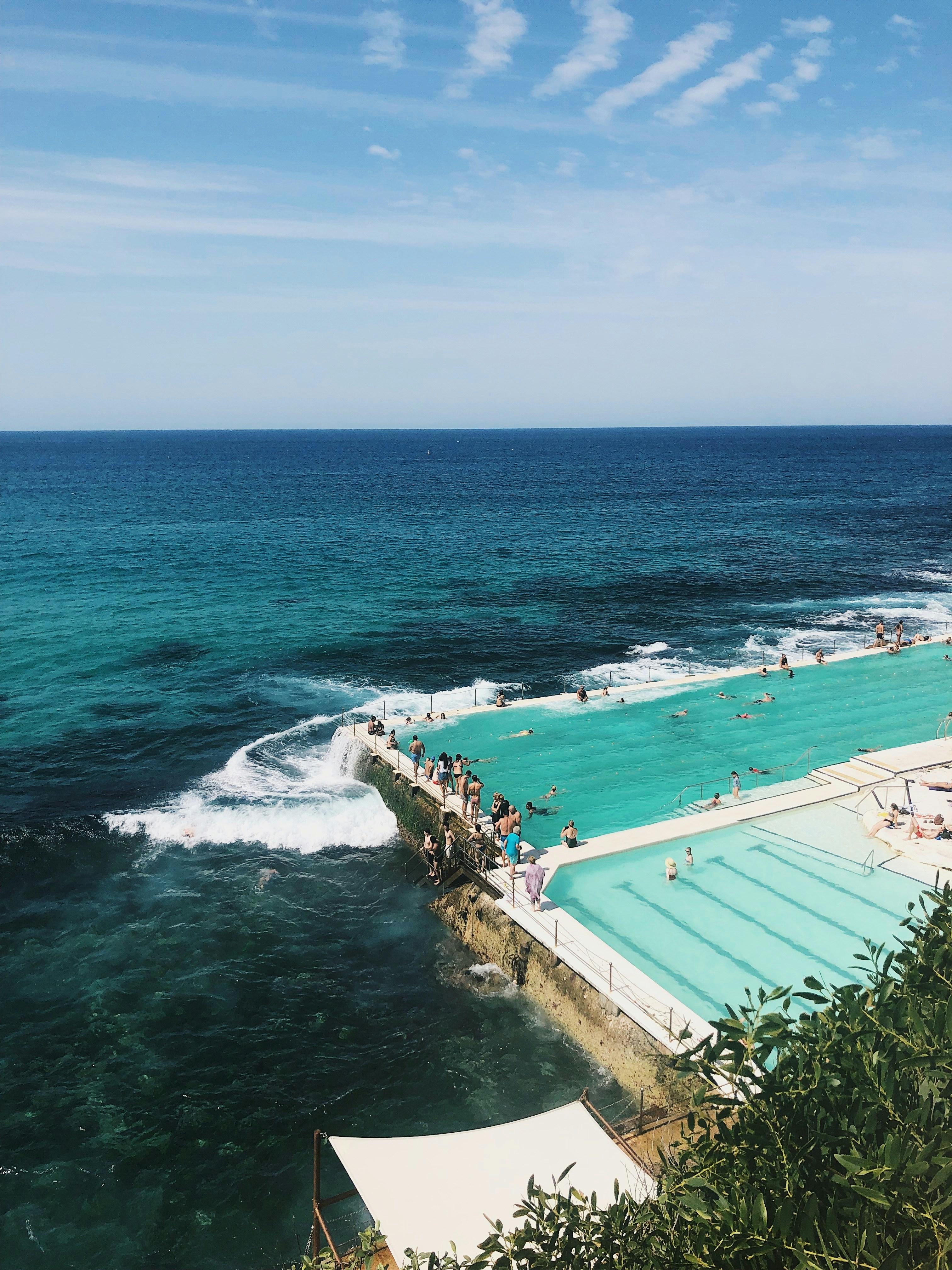 海の横にあるプールの航空写真の写真 Unsplashで見つける青いの無料写真