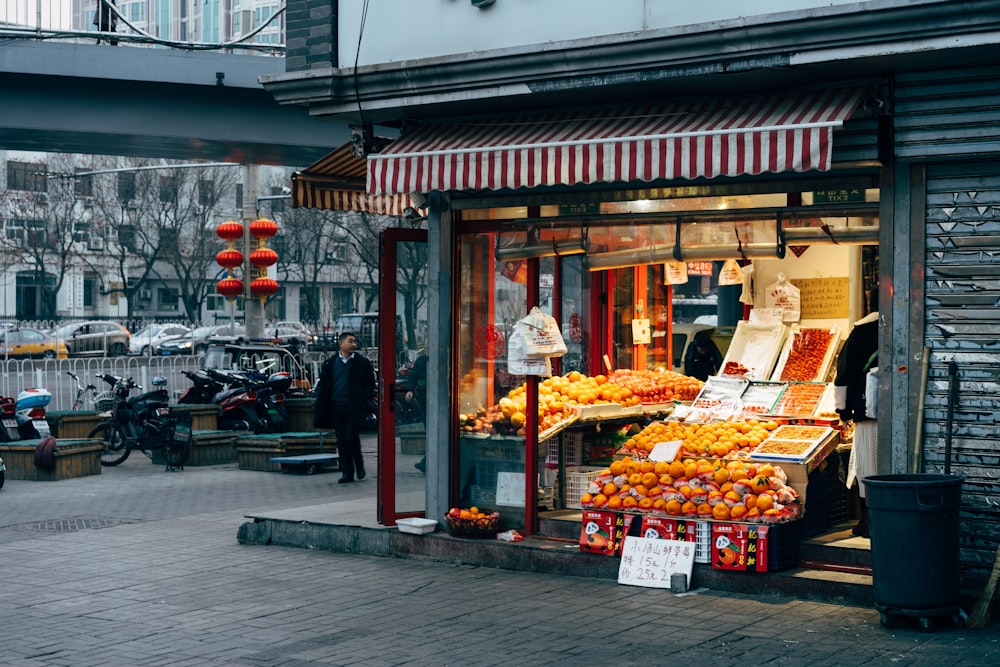 Étalage de fruits assortis en magasin