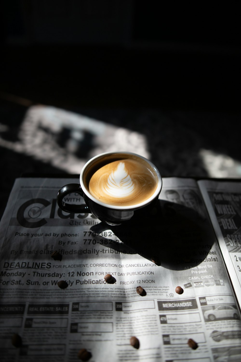 Fotografía de enfoque selectivo de Latte Art en taza de cerámica negra