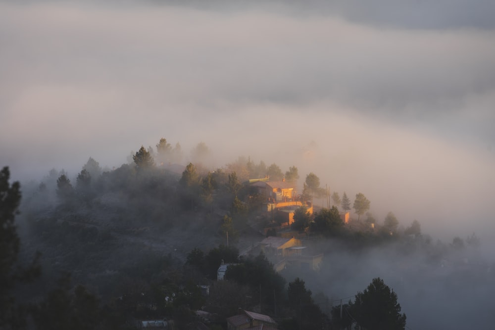 vista aérea fotografia da vila coberta de nevoeiro