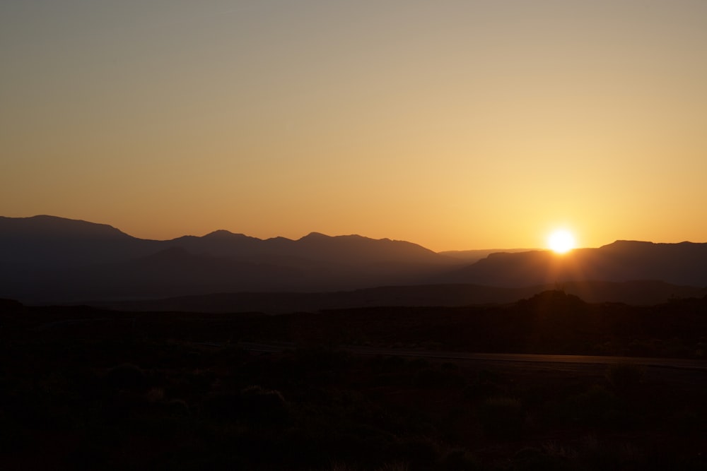 photographie de silhouette de montagne