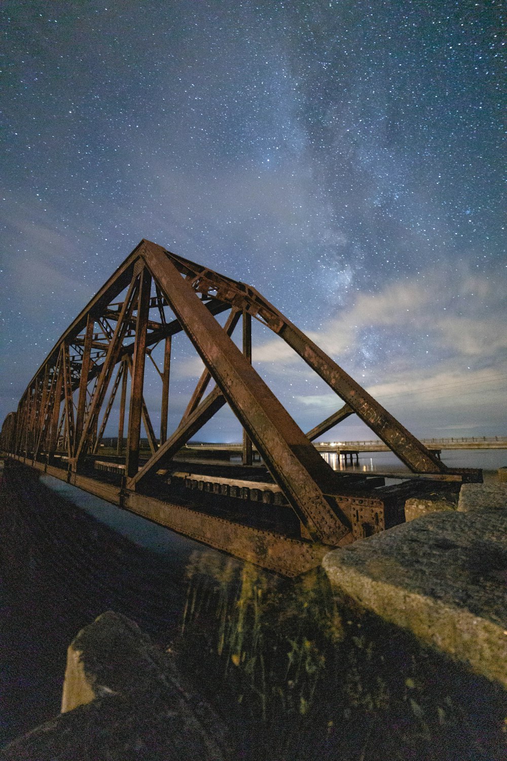 Puente colgante marrón