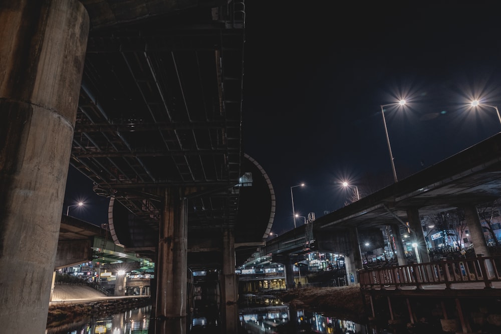 Una scena notturna di una stazione ferroviaria con le luci accese