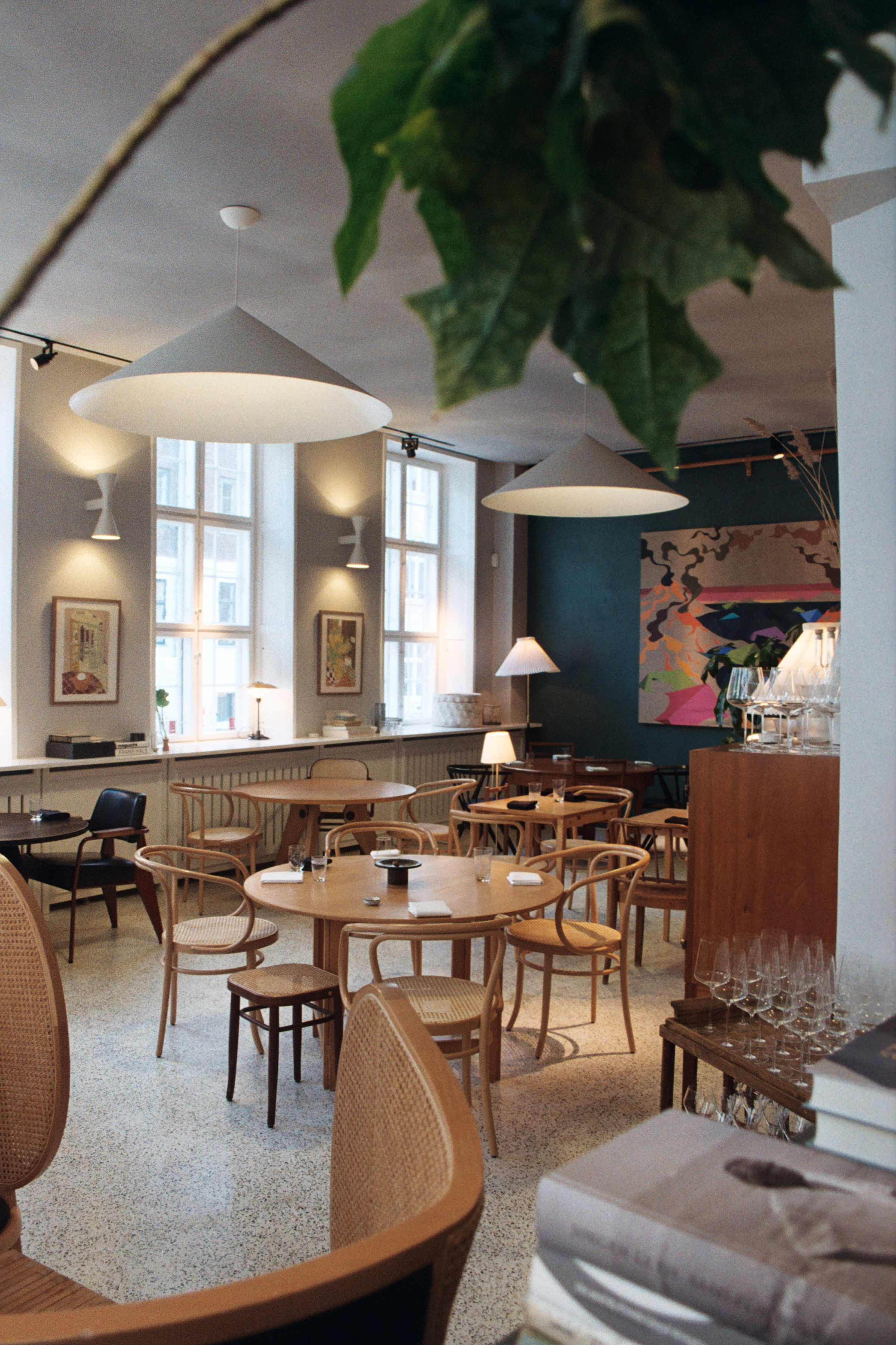 Einladender, gut besuchter Restaurant-Innenraum mit warmem Licht