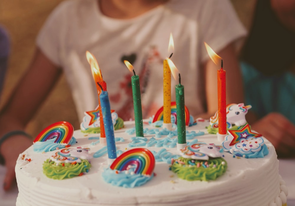 Einhorn Regenbogen Geburtstagstorte mit fünf verschiedenfarbigen Kerzen