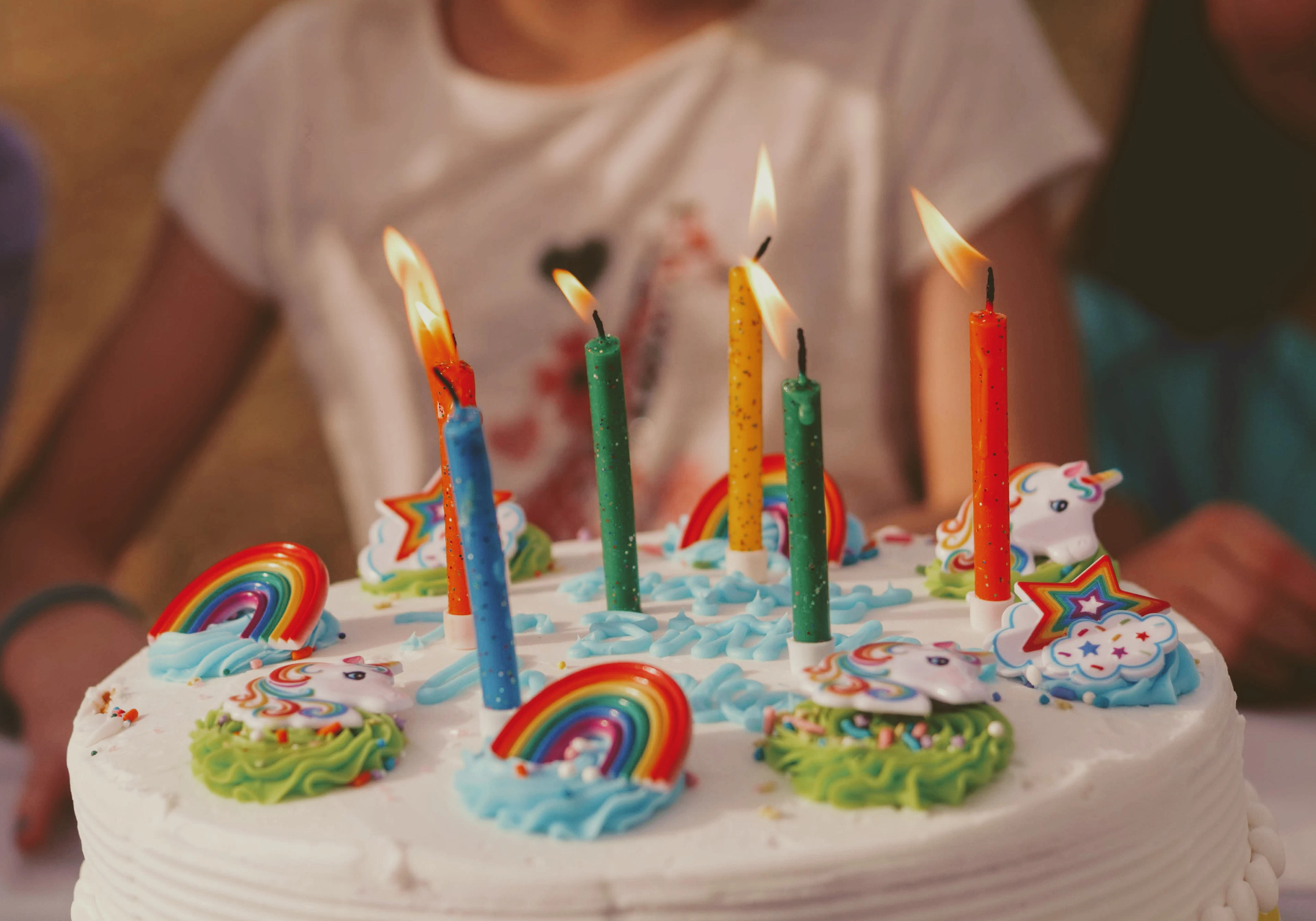 Pastel de cumpleaños con velas de colores