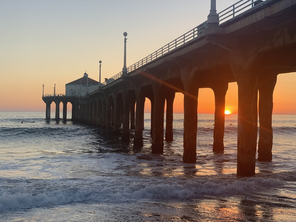 Muelle de madera cerca del cuerpo de agua