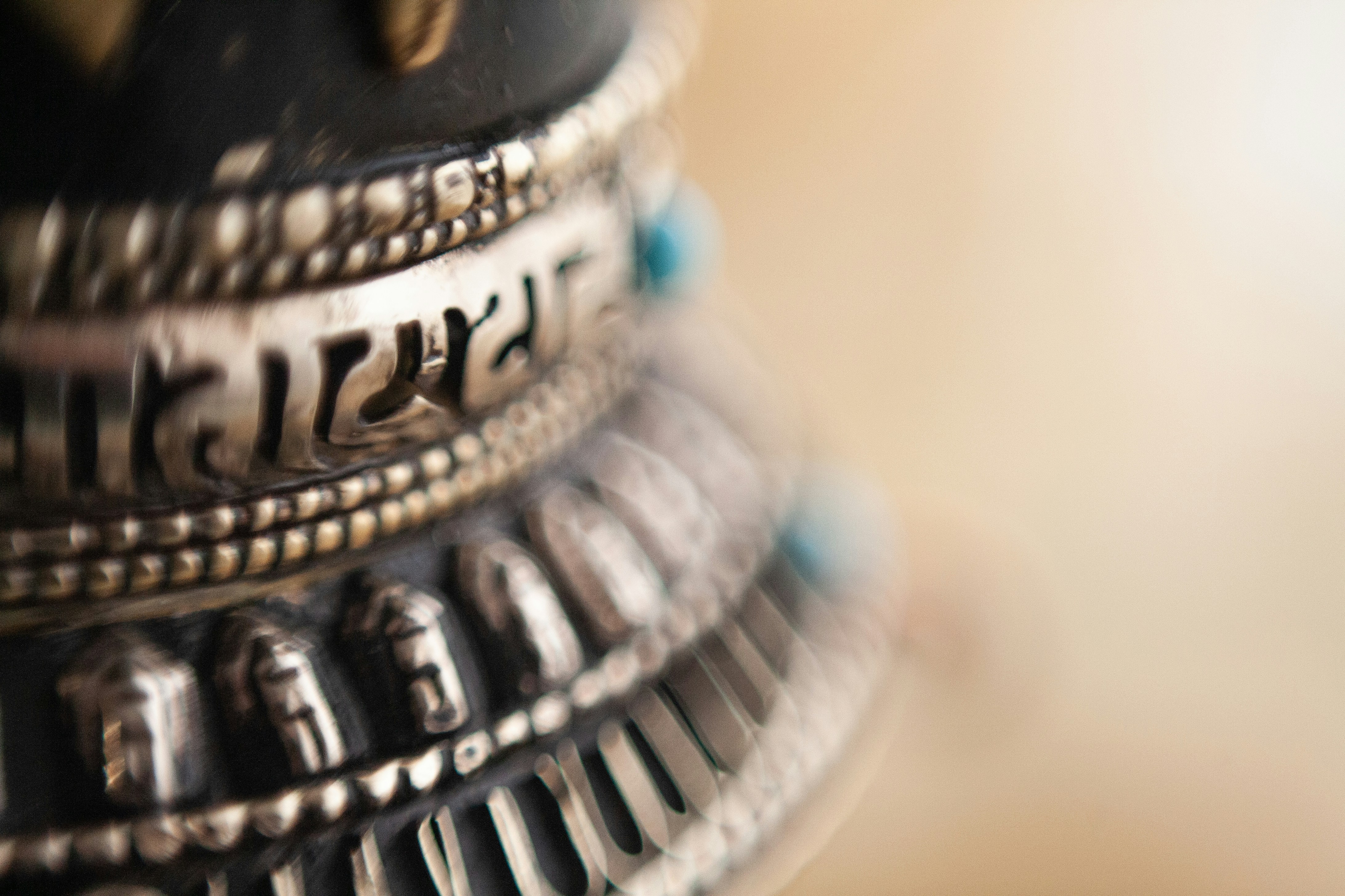 Selektive Fokusfotografie von grauen Metallteilen