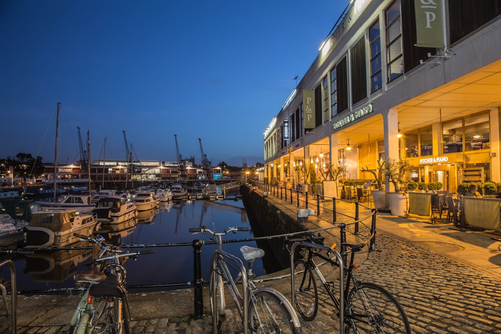 Tre biciclette per pendolari parcheggiate accanto al porto
