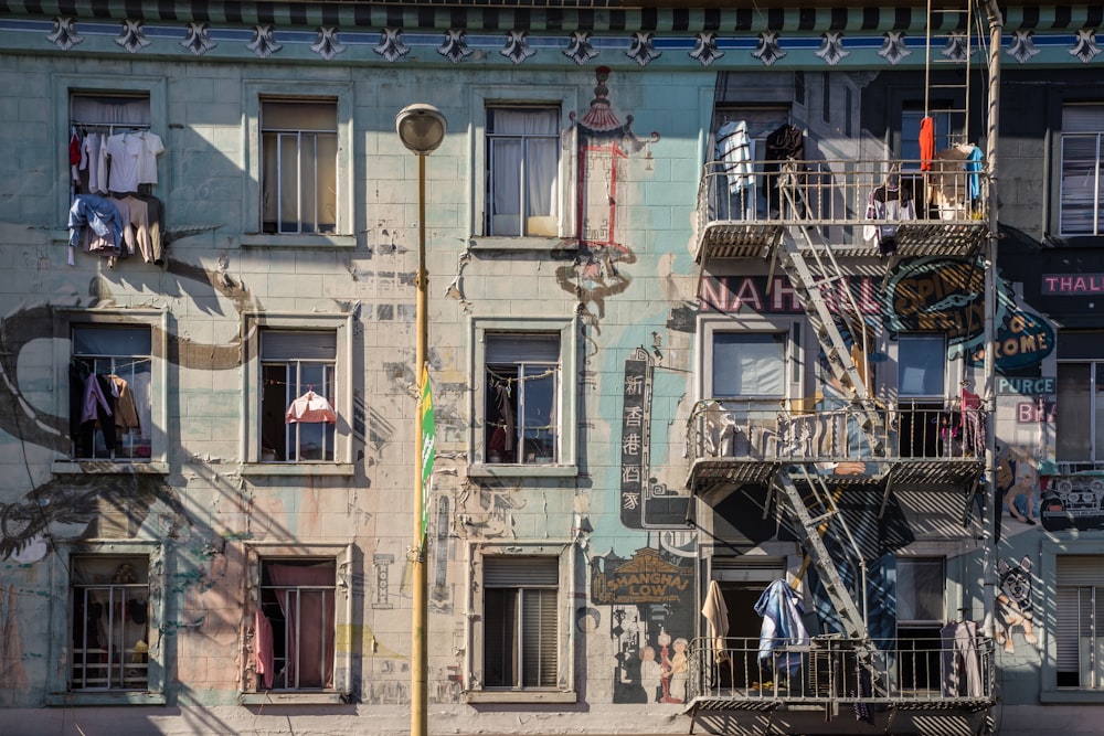 edificio de hormigón durante el día fotografía de primer plano