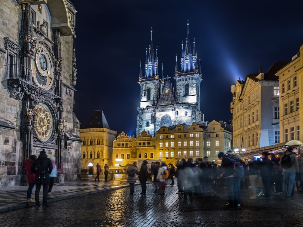 edifício alto durante a noite