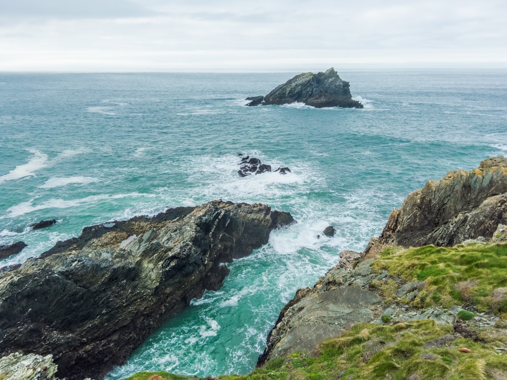 ocean wave splashing on rocks during daytime