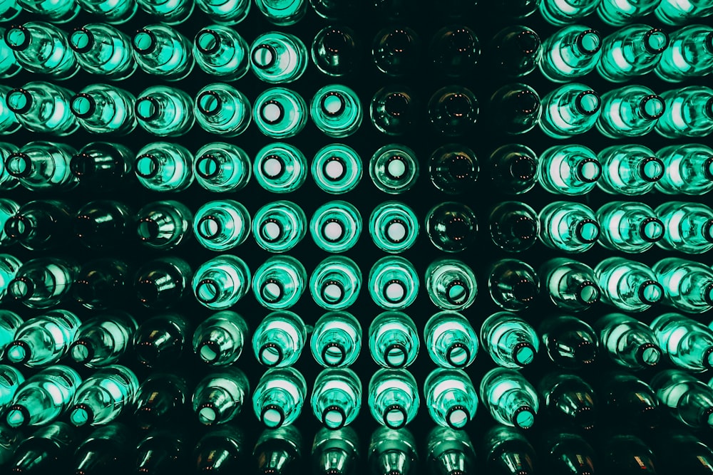 luz LED verde perto de garrafas