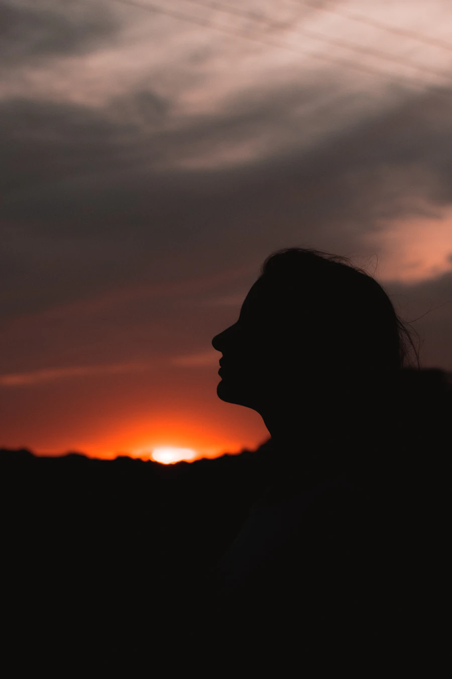 Silhueta de mulher em luz dourada — abertura espiritual