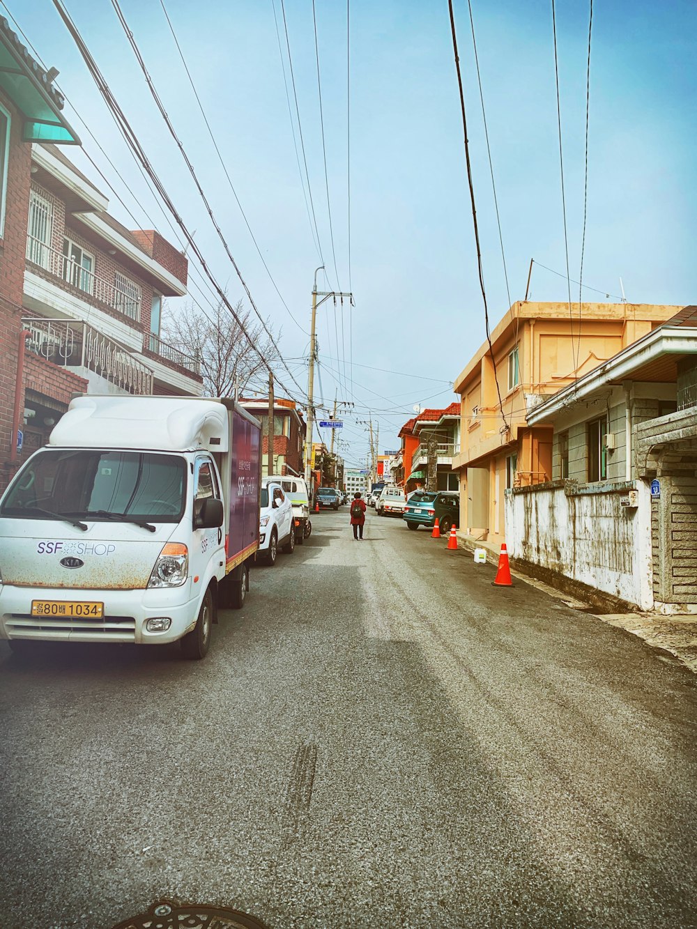 道路に駐車された白いトラック