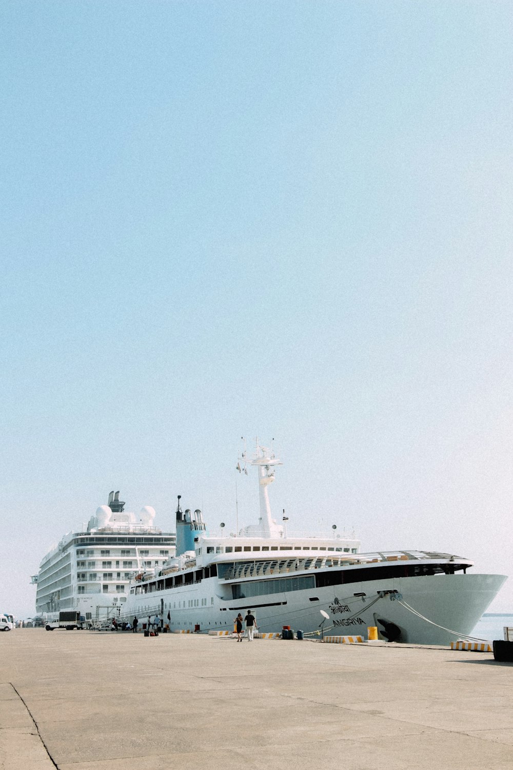 Navio de cruzeiro branco no corpo de água durante o dia