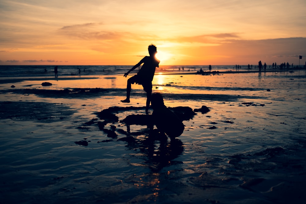 photographie de silhouette d’un enfant en bas âge debout à l’extérieur