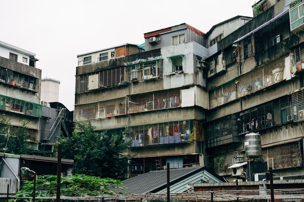 gray concrete building