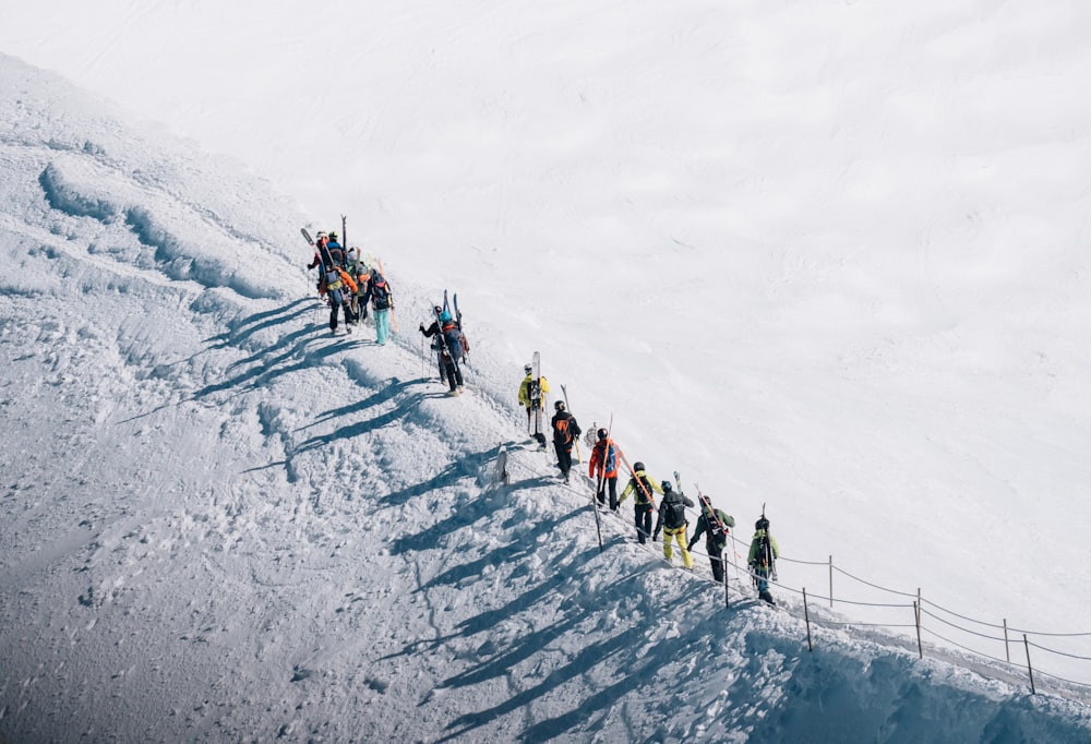 gruppo di persona che cammina su area coperta di neve