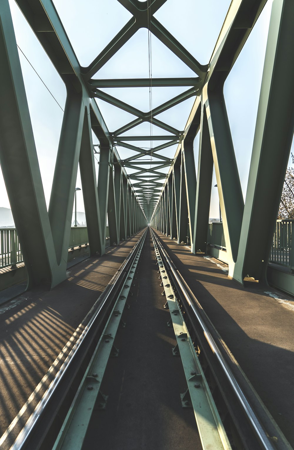 Pont en métal gris sous ciel gris