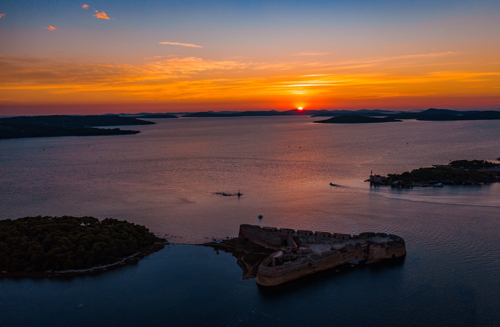 corpo de água ao pôr do sol