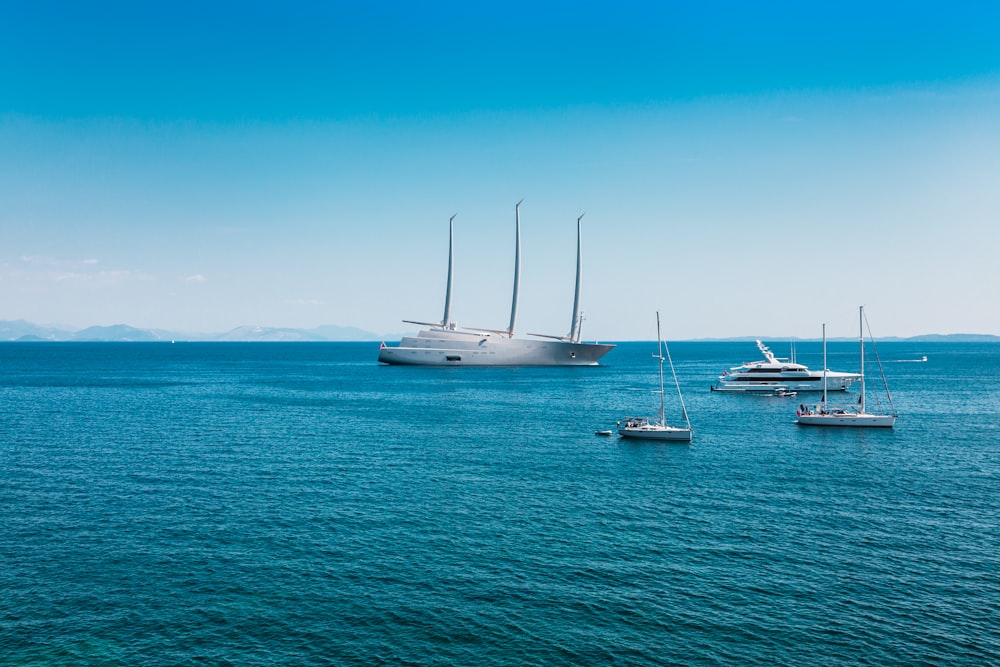 barcos no corpo d'água